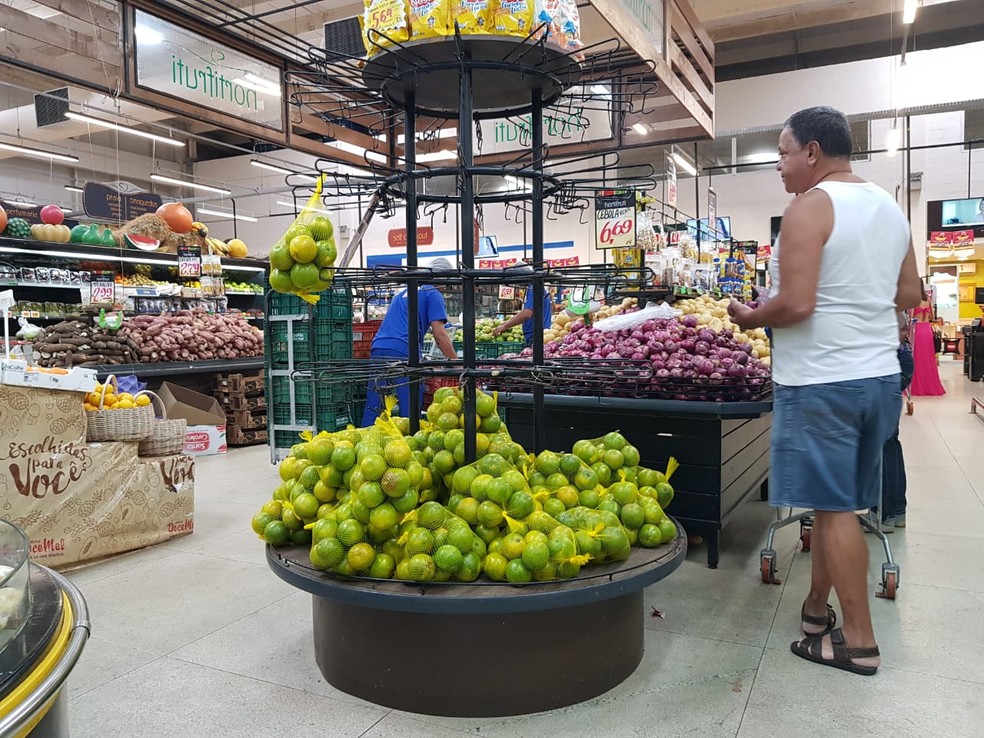 No expositor de bananas, funcionários de supermercado em Maceió colocaram laranjas para não deixar espaço vazio, sem as frutas que ficaram presas nos bloqueios das rodovias (Foto: Cau Rodrigues/G1)
