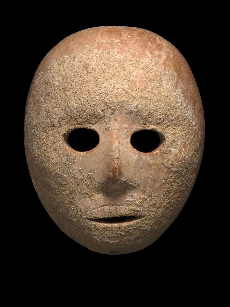 Máscara de pedra com mais de 9 mil anos (Foto: Divulgação/ Autoridade de Antiguidades de Israel)