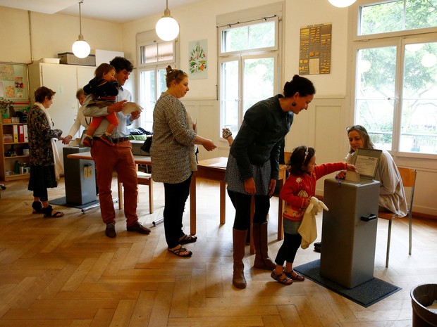 Marioria dos eleitores suíços votou contra proposta que garantiria renda básica equivalente a R$ 9 mil para todos os cidadãos do país  (Foto: Ruben Sprich/ Reuters)