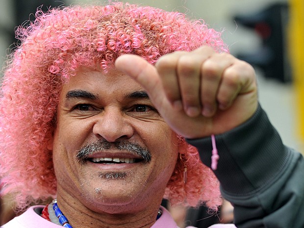 Bem Estar - Ex-jogador Valderrama pinta o cabelo de rosa contra o câncer de  mama