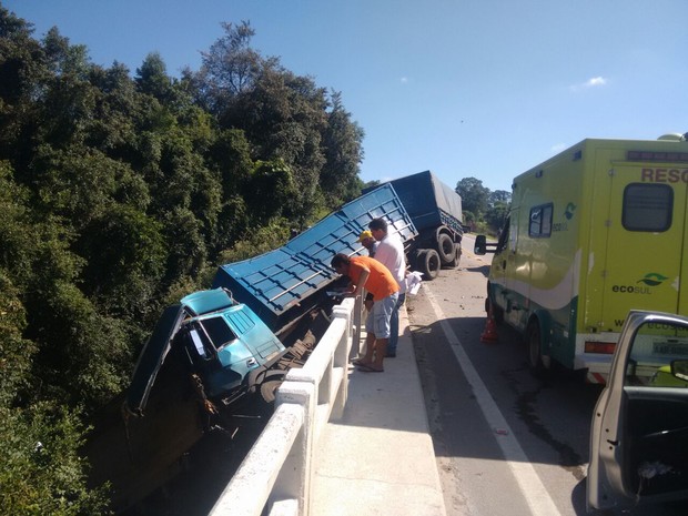 Caminhão caiu de ponte após colisão na BR-392 em Canguçu, RS (Foto: Reprodução/RBS TV)