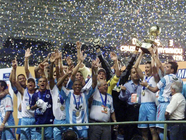 Paysandu levanta a taça de Campeão dos Campeões em agosto de 2002 (Foto: Acervo / O Liberal)