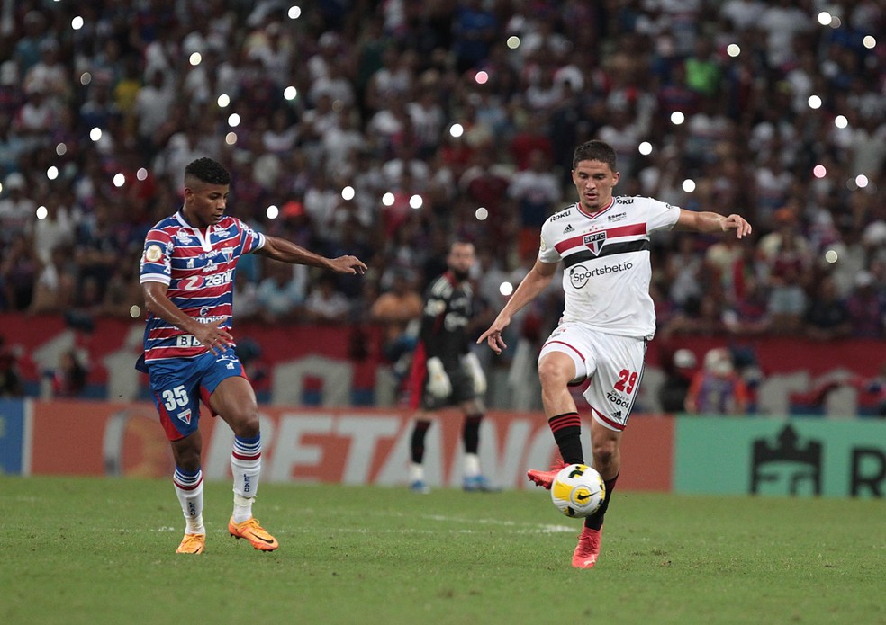 Pablo Maia em partida contra o Fortaleza — Foto: Rubens Chiri / saopaulofc.net