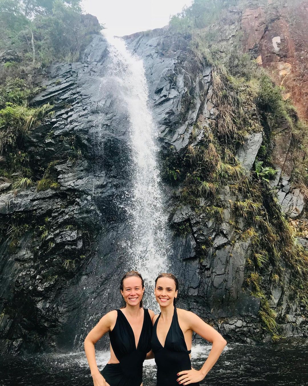 Mariana Ximenes lembra foto com Débora Falabella na cachoeira (Foto: reprodução/instagram)