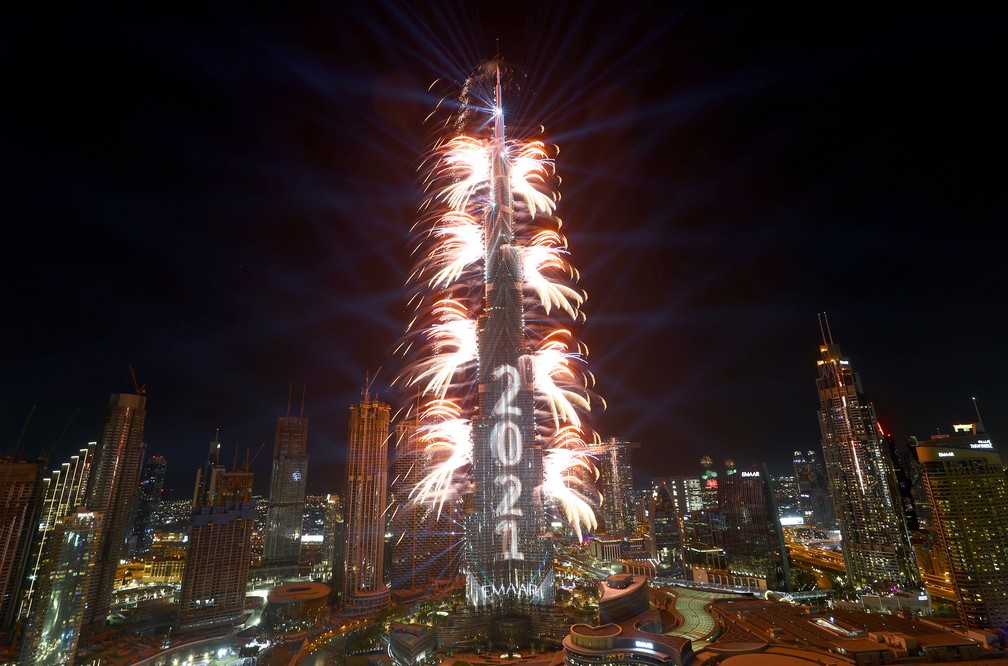 Fogos de artifício explodem em volta do prédio Burj Khalifa, o mais alto do mundo, em Dubai — Foto: Ahmed Jadallah/Reuters