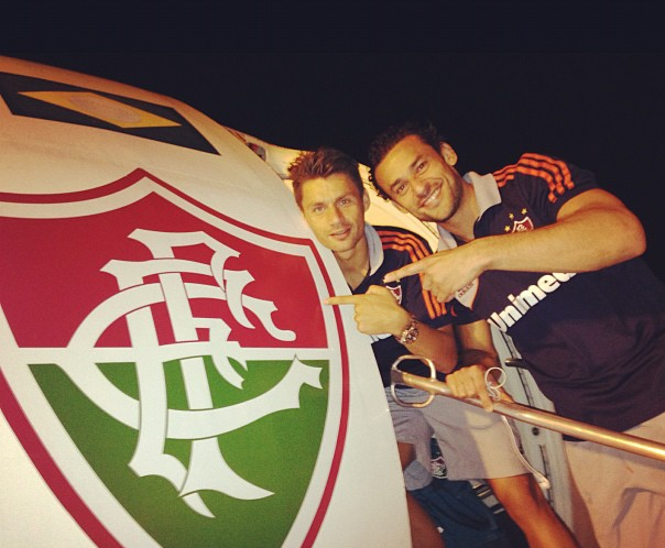 Rafael Sobis e Fred com a bandeira do Flu (Foto: Reprodução/Instagram)
