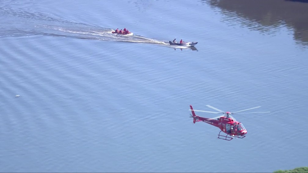 Bombeiros resgatam tripulantes de helicÃ³ptero â?? Foto: ReproduÃ§Ã£o/TV Globo