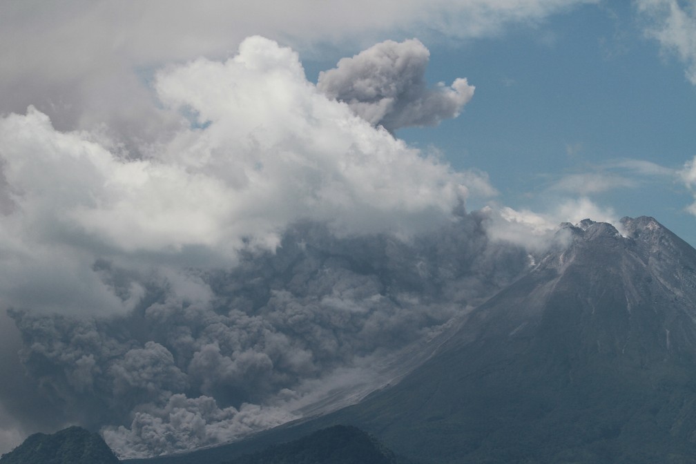 Vulcão entra em erupção na Indonésia e cobre vilarejos de cinzas — Foto: Reuters