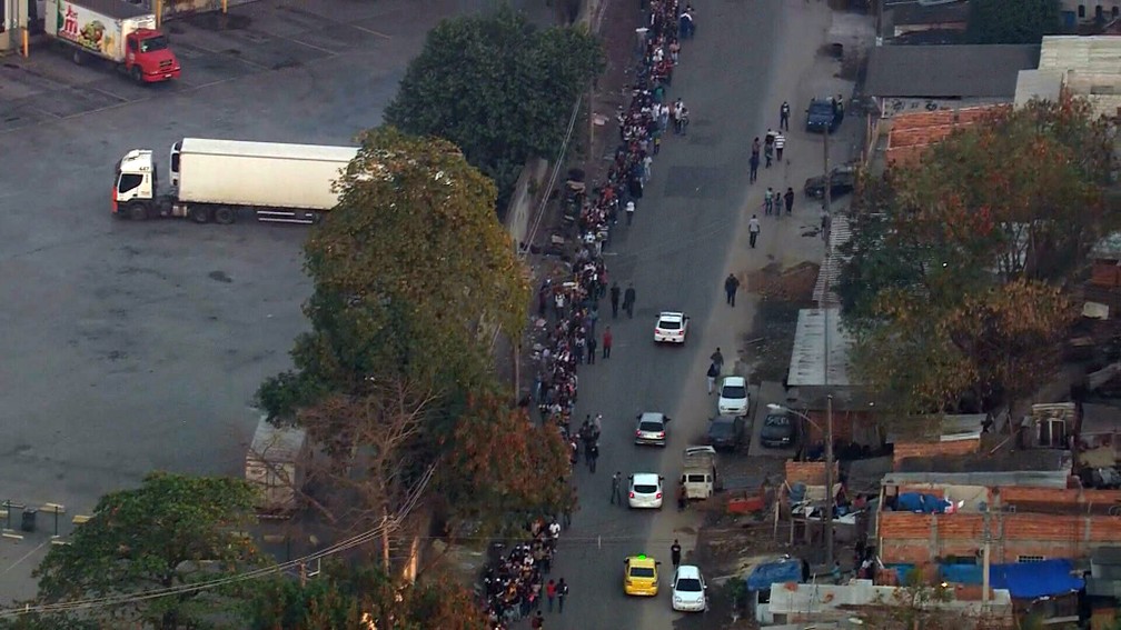Fila em Acari começava na Estrada Rio Douro, dobrava na Rua Arnaldo Guinle e continuava pela Rua Silvio Hollenbach — Foto: Reprodução/TV Globo