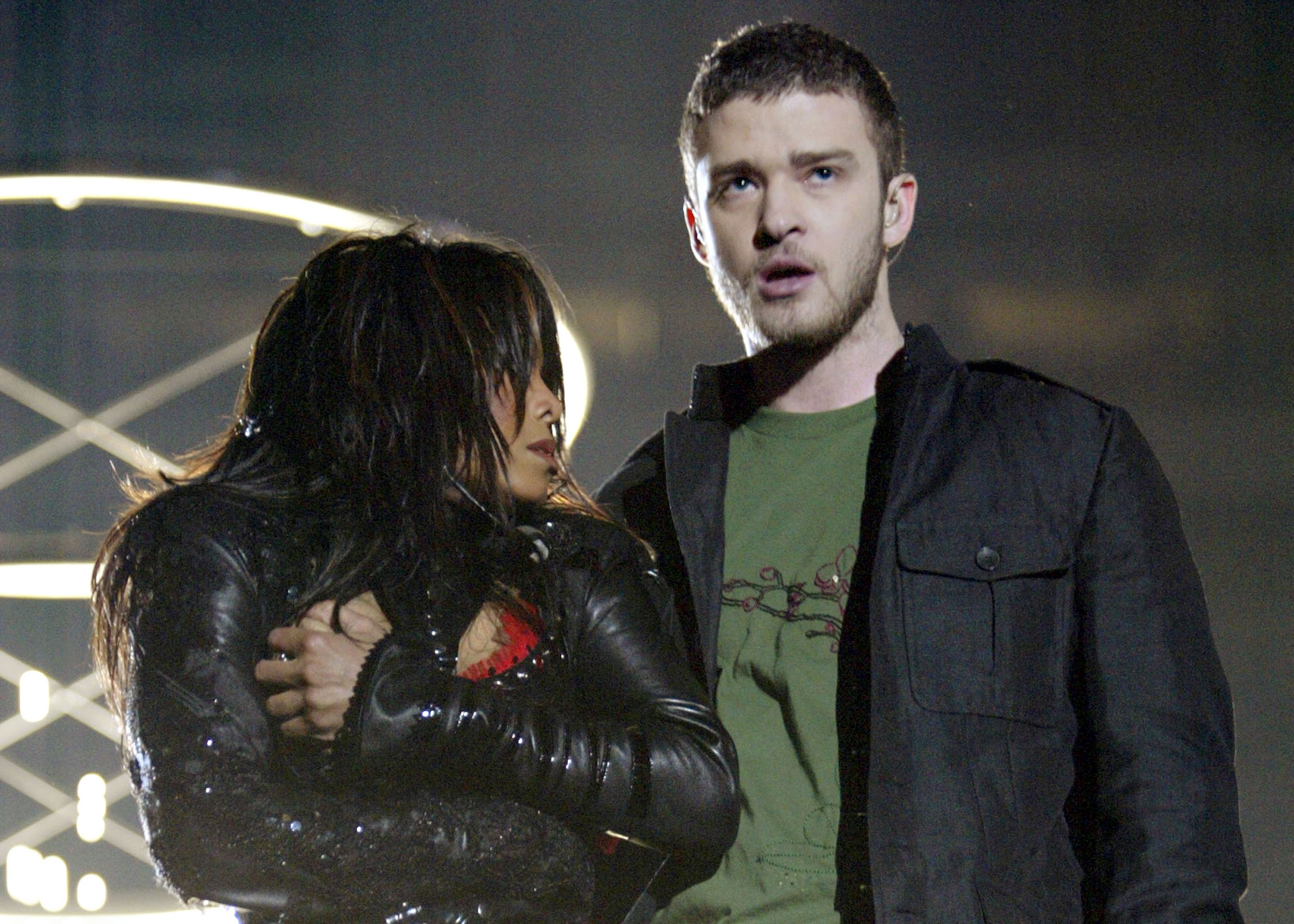 Janet Jackson e Justin Timberlake na polêmica apresentação do Super Bowl de 2004 (Foto: Getty Images)