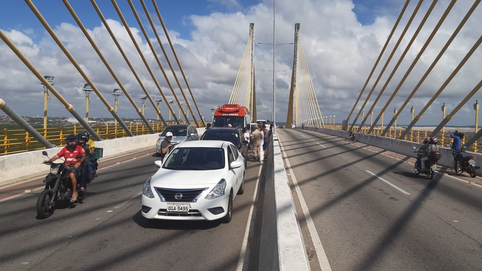 Seis carros e uma moto se envolveram em acidente na Ponte Newton Navarro em Natal — Foto: Sérgio Henrique Santos/Inter TV Cabugi