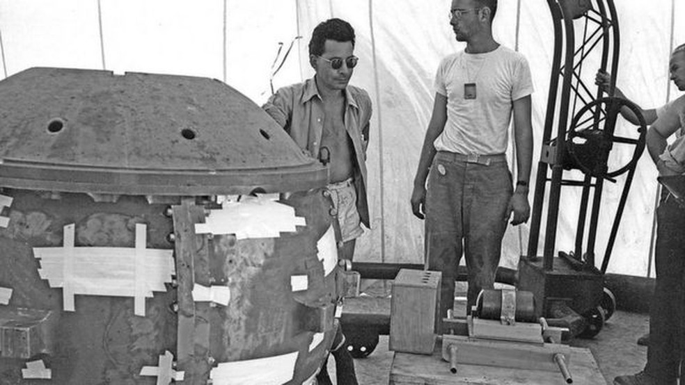 Louis Stolin (à esquerda), foi um dos maiores especialistas no manuseio de materiais radioativos — Foto: Los Álamos National Laboratory via BBC