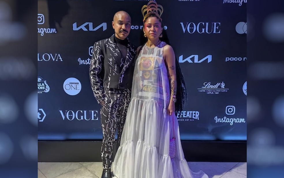 Naya Violeta e o designer Luiz Claudio Silva no Baile da Vogue — Foto: Reprodução/Instagram