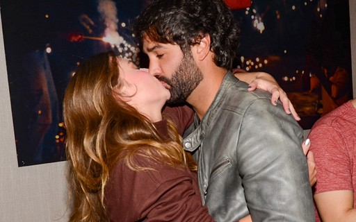 Duda Reis beija muito o namorado em estreia de nova peça, em São Paulo 