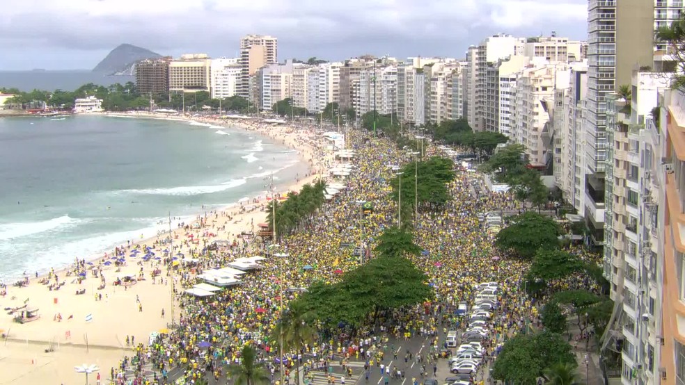 RIO DE JANEIRO, 12h: Por volta das 12h, manifestantes ocupavam cerca de 7 quarteirÃµes da Praia de Copacabana neste domingo (26) â€” Foto: ReproduÃ§Ã£o/GloboNews