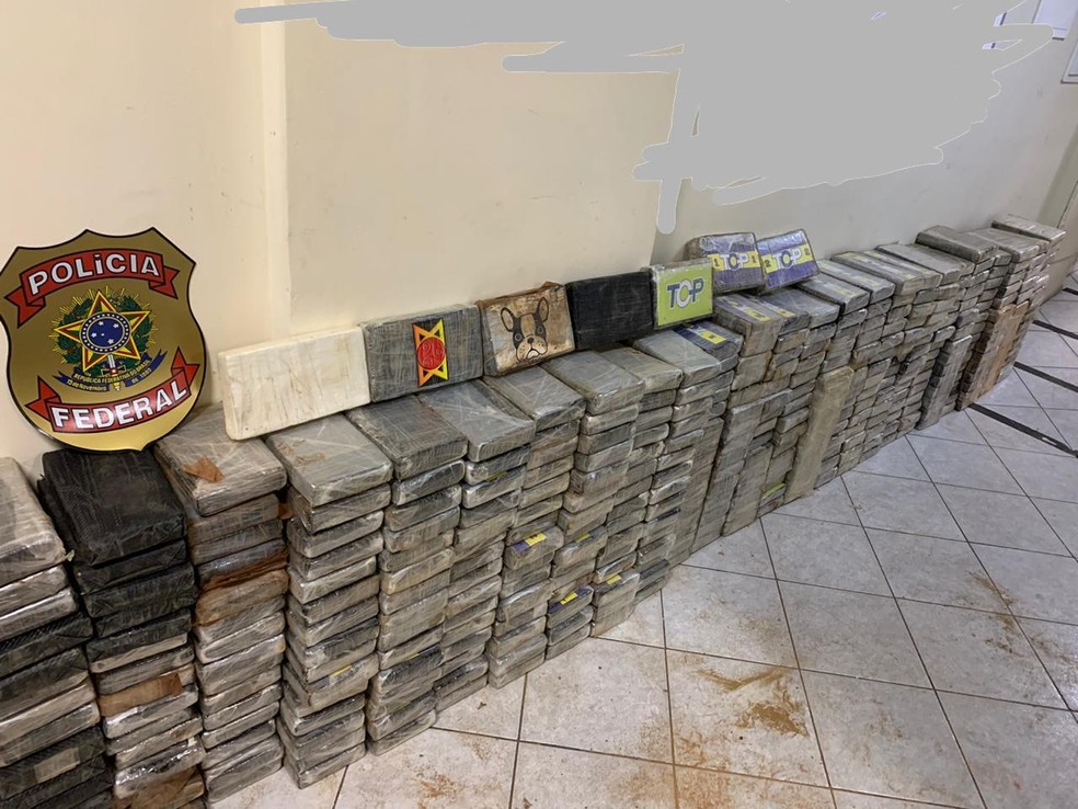 Droga estava dentro de um carro roubada, com placas clonadas — Foto: Divulgação/Polícia Federal