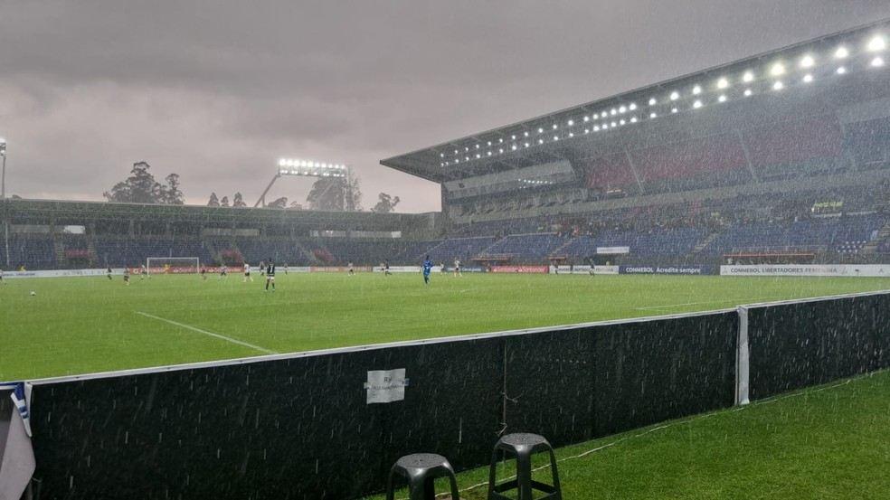 Palmeiras monta até cozinha improvisada para driblar chuva e vencer na estreia da Libertadores