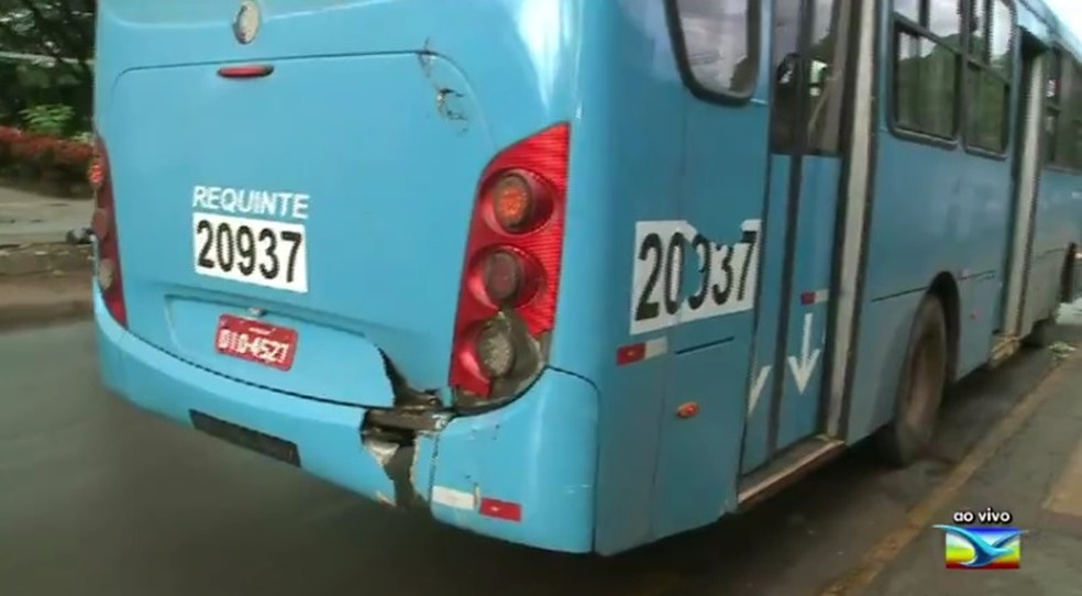 Ônibus atacado por bandidos em Paço do Lumiar — Foto: Reprodução / TV Mirante