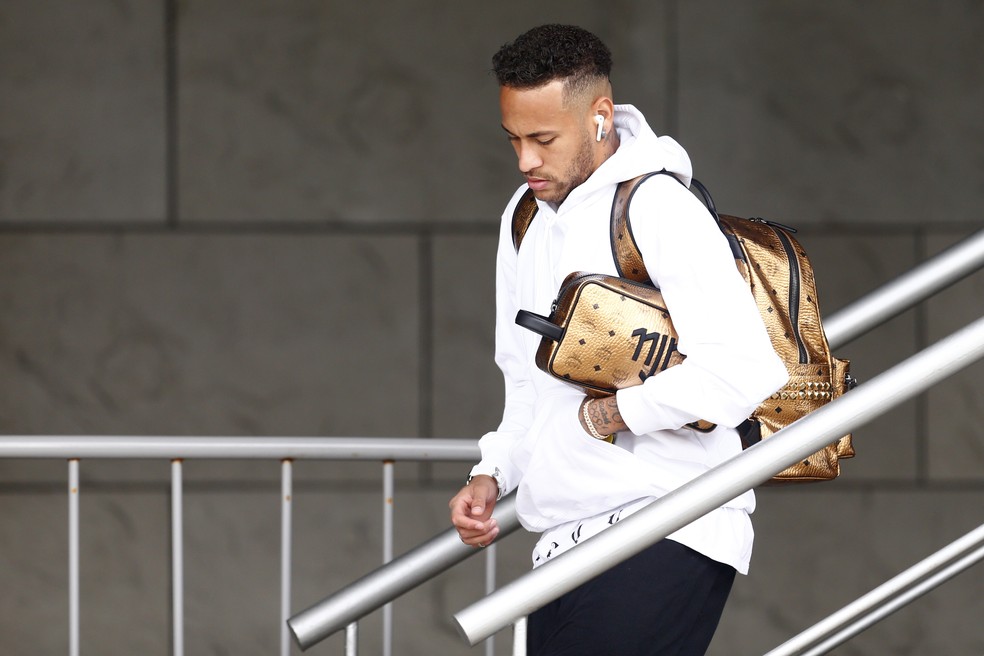 Neymar deixa hotel da seleção brasileira em Kazan (Foto: AFP)