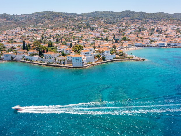This is a drone photo of the Greek island Spetses. Located near Athens it is popular with locals and tourists for tis unique architecture and beautiful beaches. (Foto: Getty Images)