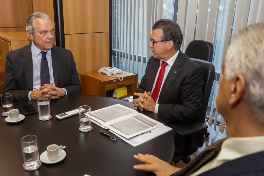 O ministro Luiz Marinho garante ao presidente e o vice da Firjan, Eduardo Eugênio  e  Luiz Césio Caetano, que vai  adiar nova etapa do eSocial