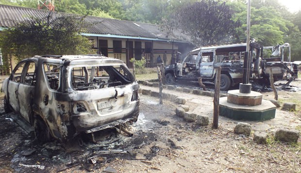 Carros destruídos são vistos após ataque de insurgentes em Mpeketoni, no Quênia, nesta segunda-feira (16) (Foto: Asuu Asuu/Reuters)