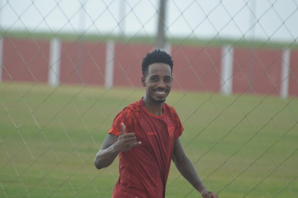 Guilherme Romão volta à lateral esquerda do CRB — Foto: Gustavo Henrique/Ascom CRB