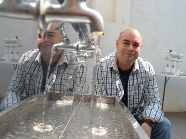 Engenheiro Pedro Paulino quer popularizar máquina que produz água (Foto: Fernando Pacífico / G1 Campinas)