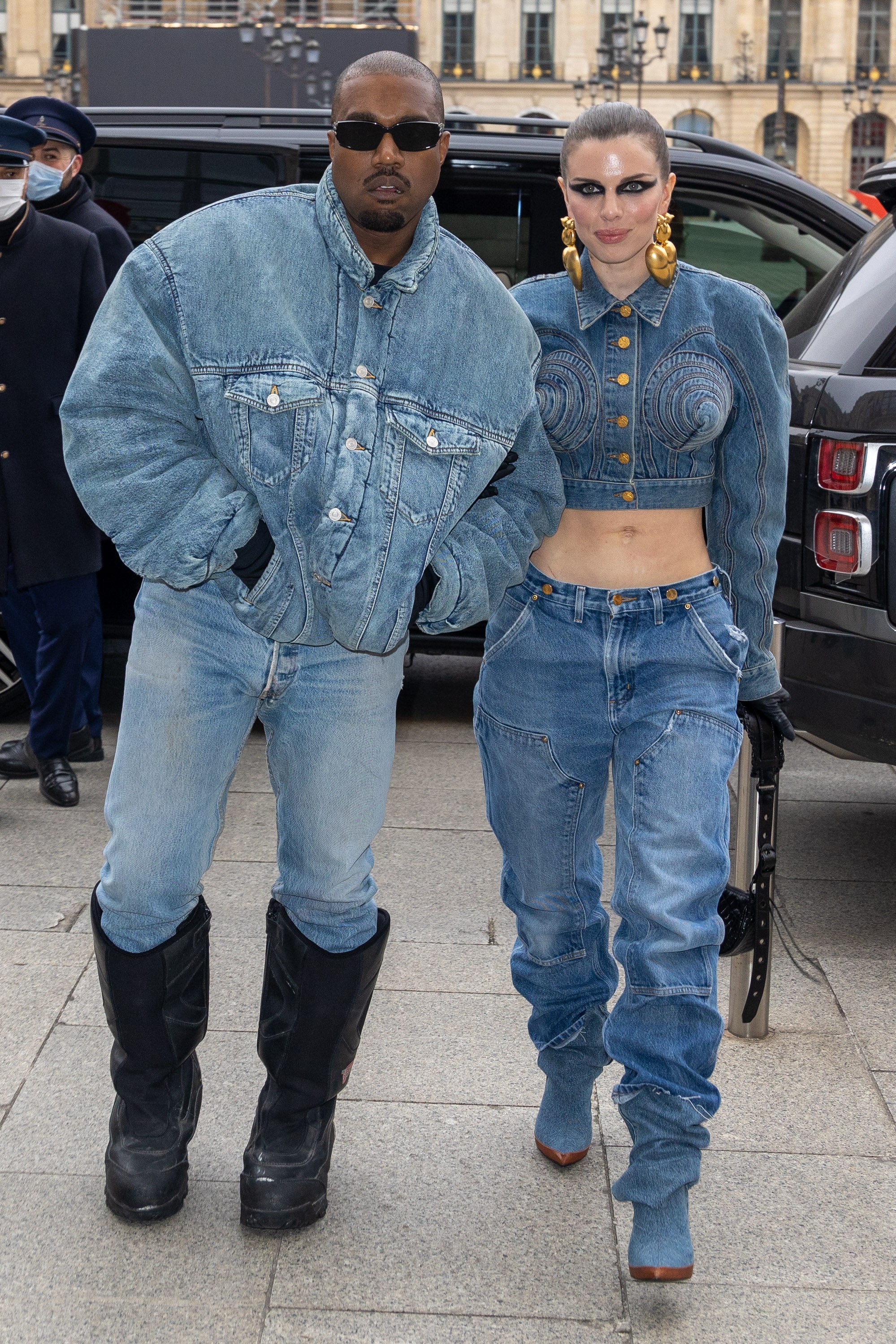 Kanye West (que agora se chama Ye) e Juli Foz foram ao desfile da Kenzo, em Paris (Foto: Getty Images)
