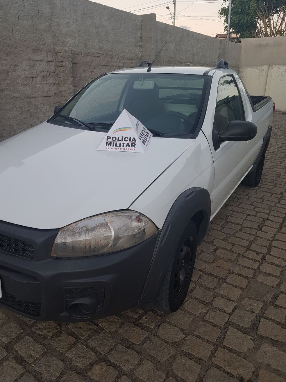 Além da queixa de roubo, placa do carro estava com o nome da cidade adulterada e sem selo (Foto: Polícia Militar/Divulgação)