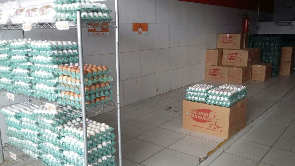 Estoques de ovos estão em baixa no Ceasa-PE, no Recife, nesta sexta-feira (25) (Foto: Clarissa Góes/TV Globo)