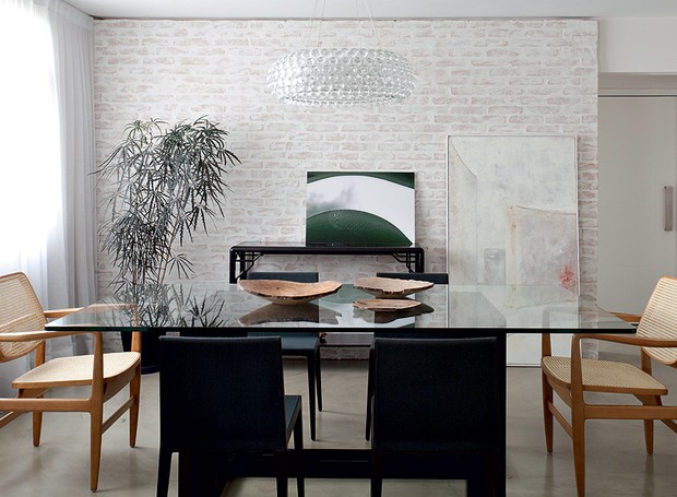 Na sala de jantar projetada pela arquiteta Julliana Camargo, poltronas Oscar, homenagem de Sergio Rodrigues a Oscar Niemeyer (Foto: Maíra Acayaba/ Editora Globo)