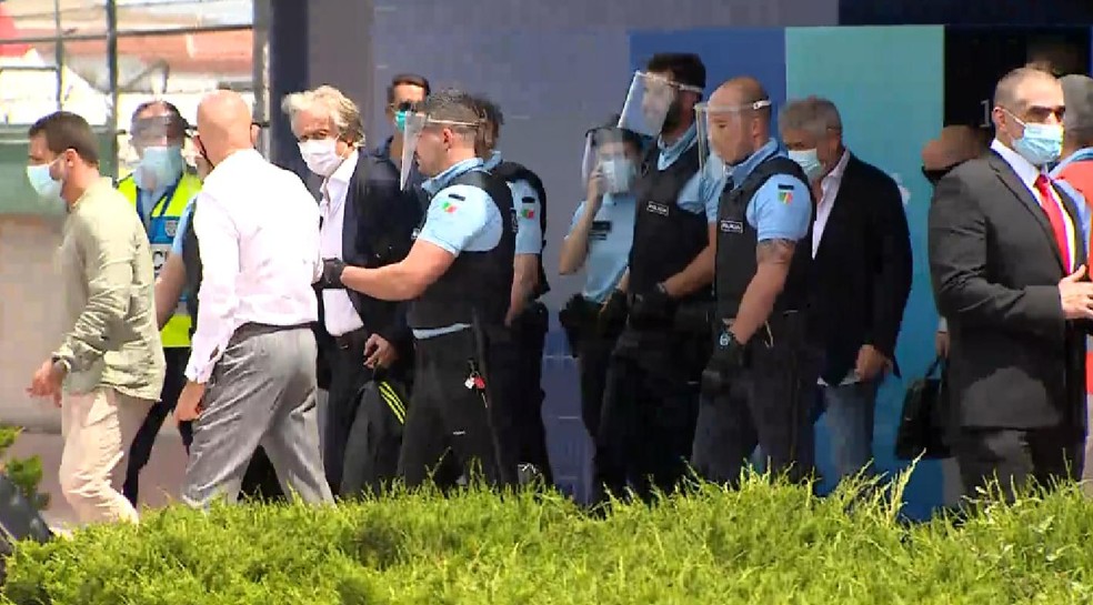 Jorge Jesus na chegada a Portugal: Mister foi direto para casa — Foto: Leonardo Monteiro