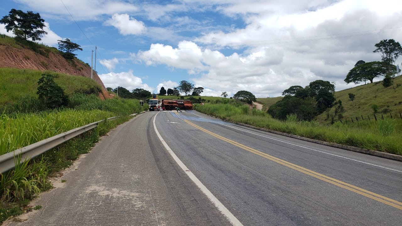 Após acidente com carreta carregada de combustível, trecho da BR-101, no sul da Bahia, é liberado