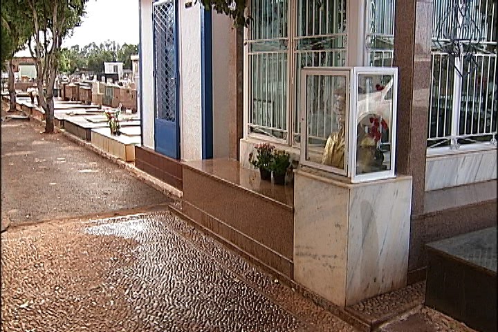 vandalismo túmulo Chico Xavier Uberaba (Foto: Reprodução/TV Integração)