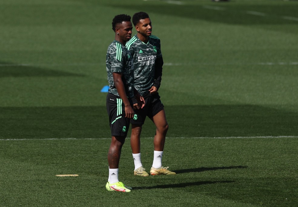 Vinicius Junior e Rodrygo, no treino da véspera de Real Madrid x Liverpool — Foto: Pierre-Philippe Marcou/AFP