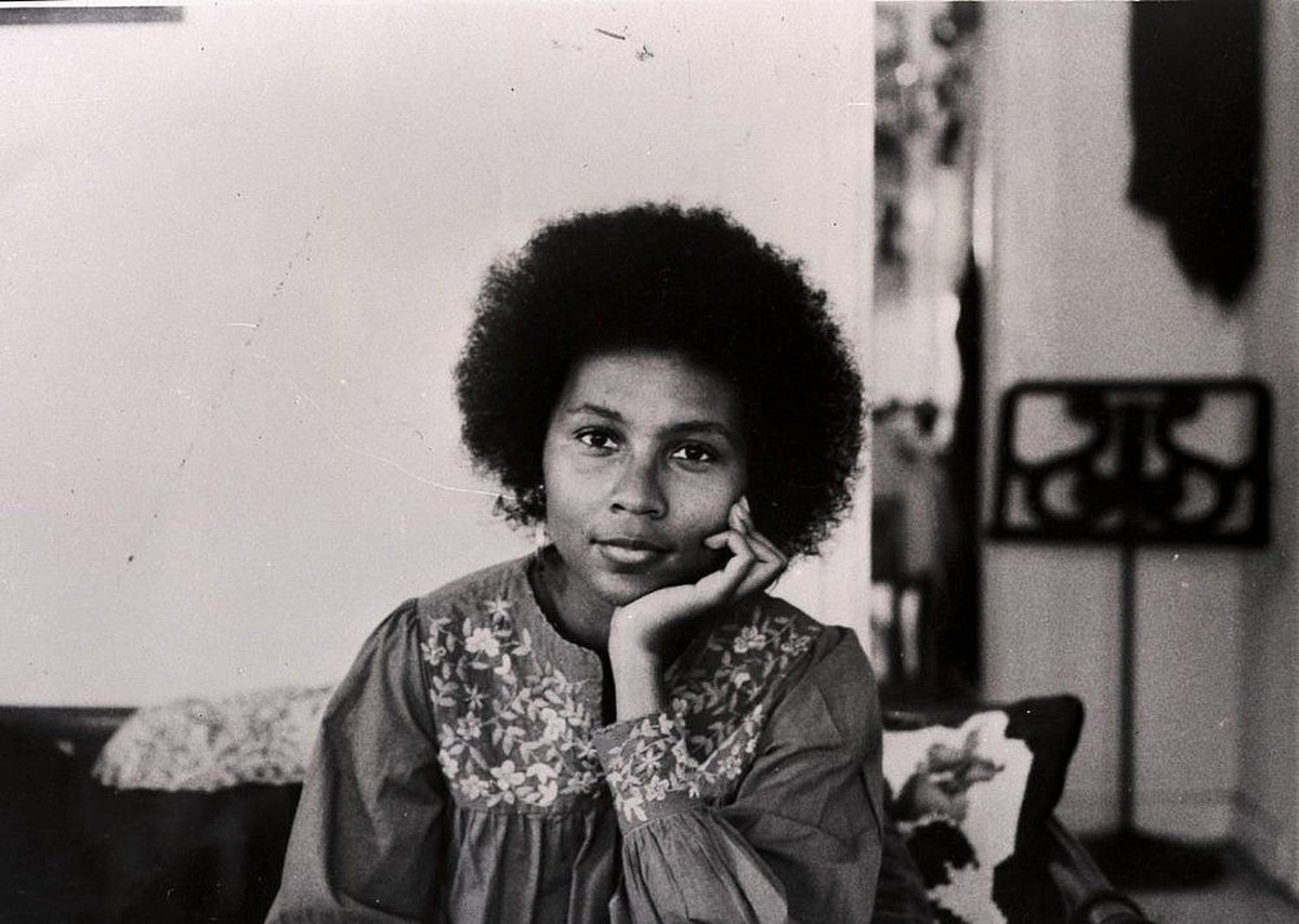 Quem foi bell hooks? Escritora e ativista morreu aos 69 anos | Pop & Arte