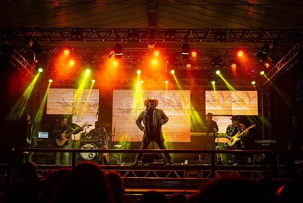 Aleksandro, da dupla com Conrado, durante show. — Foto: Divulgação