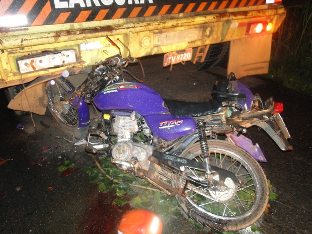 Motocicleta bateu na traseira de caminhão que estava parado na BR-153 (Foto: PRF Tocantins/Divulgação)