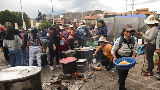 Bloqueios de estradas no Peru causam escassez de combustível e alimentos nas regiões andinas