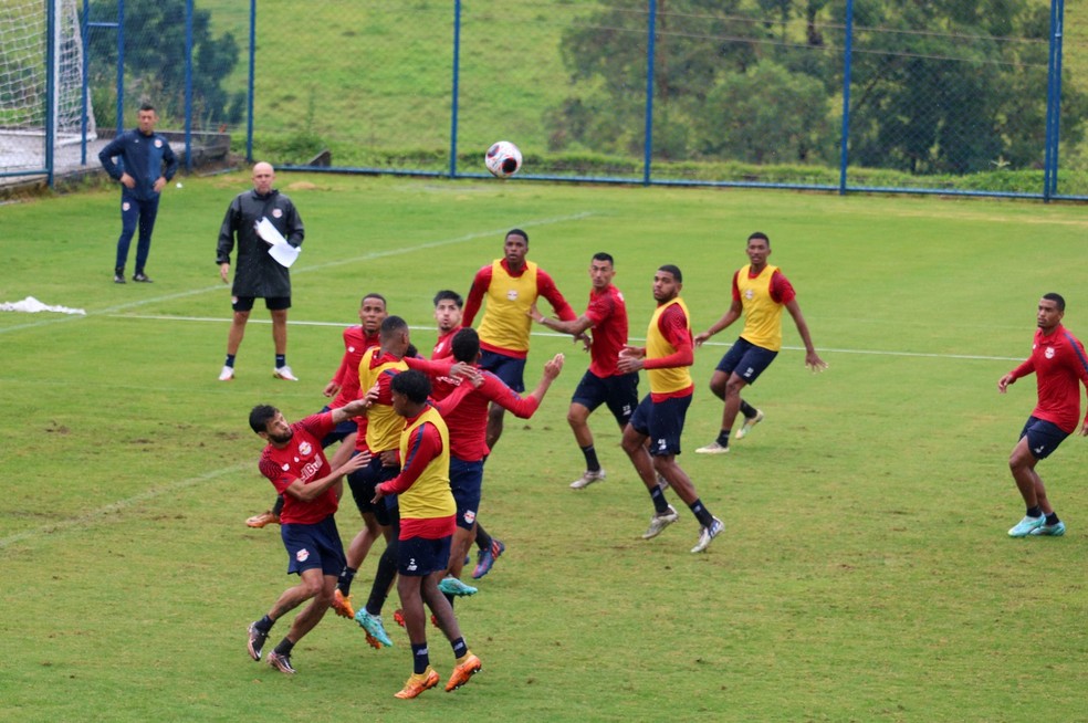 Treino de bola parada do Bragantino — Foto: Danilo Sardinha/ge