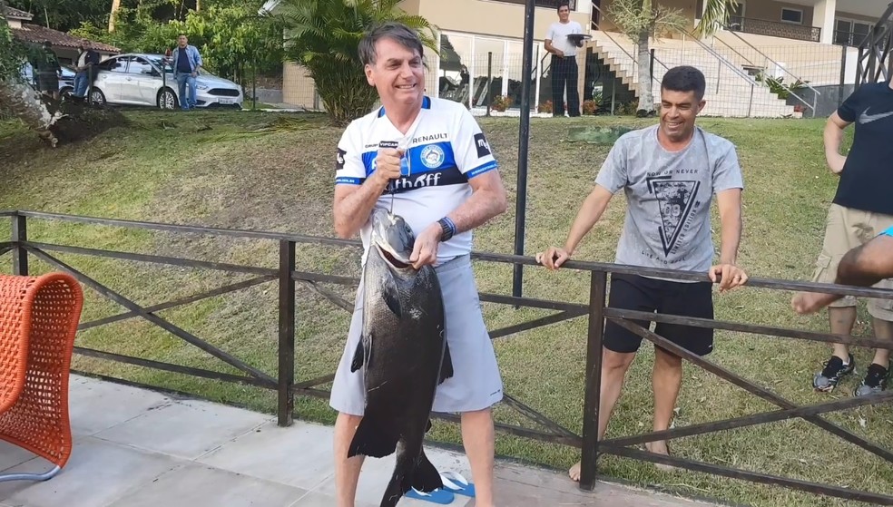 Bolsonaro tira foto com peixe em Salvador — Foto: Reprodução/Palácio do Planalto