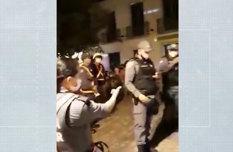 Tenente Mário Oliveira faz ligações durante o vídeo e, em seguida, determina a prisão de Tatiane — Foto: Tatiane Alves