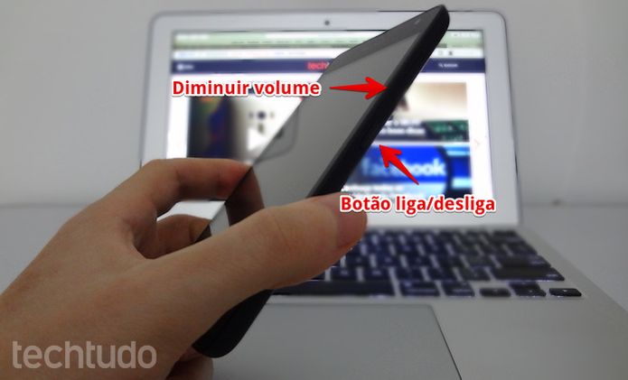 Forçando a reinicialização do Lumia 535 (Foto: Helito Bijora/TechTudo)