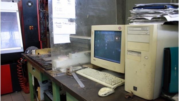 Um velho PC desktop bege rege a gravadora do nome que será inscrito na taça (Foto: Mariana Veiga/BBC)