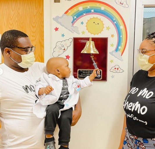 Menino tocou sino de hospital para celebrar fim de tratamento contra o câncer (Foto: Reprodução/Instagram/Nikki Danielle Eyo)