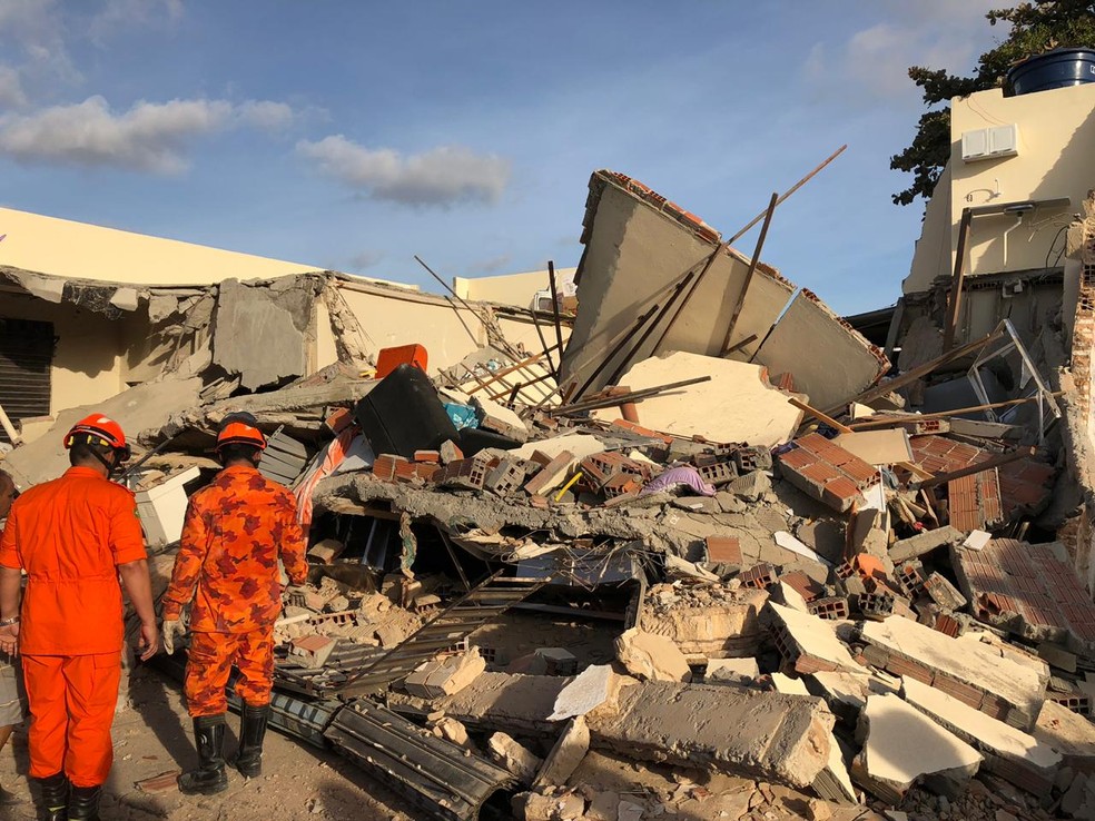 Imóvel que abrigava empresa de fibras desaba em avenida de Fortaleza. — Foto: Paulo Sadat/ TV Diário