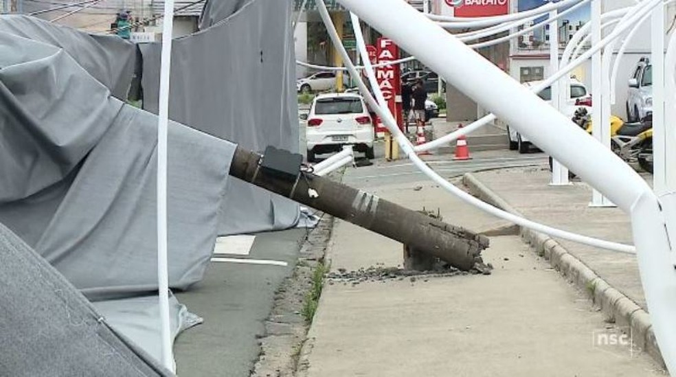 Força do vento destruiu estacionamento de supermercado (Foto: Reprodução/NSC TV)