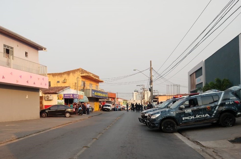 Policiais cercaram o local e procederam negociação com os suspeitos — Foto: Brígida Motta/TVCA