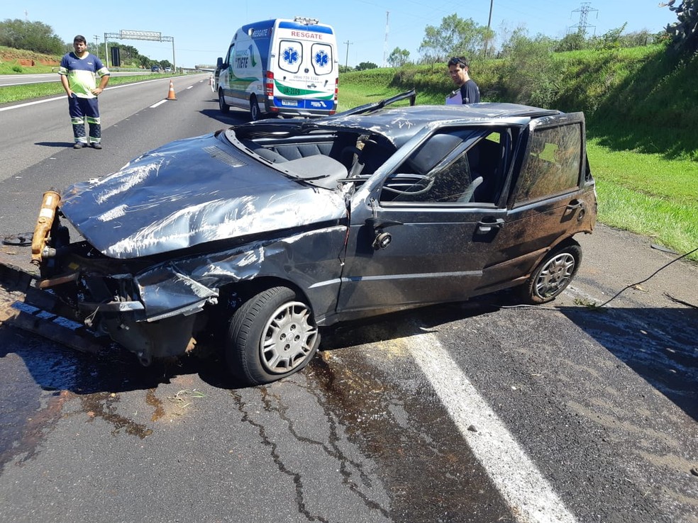 Carro ficou destruído após o acidente em São Manuel (SP) — Foto: Divulgação/Polícia Rodoviária